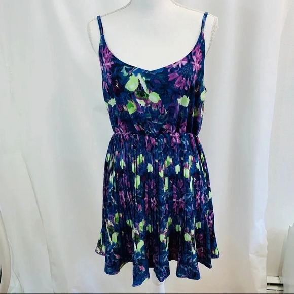 BB Dakota Short Dress Medium‎ Micro Pleats Purple Floral Flowy Sleeveless Cinch - Picture 1 of 10